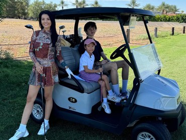 7 Potret Kehidupan Farah Quinn di Amerika Serikat, Asyik Main Golf bareng Anak-anak