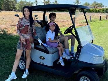 img-title 7 Potret Kehidupan Farah Quinn di Amerika Serikat, Asyik Main Golf bareng Anak-anak