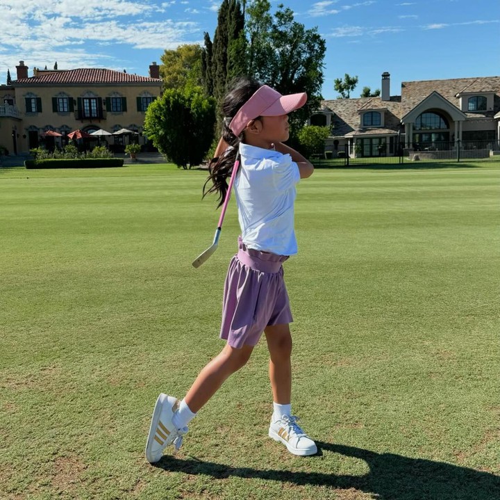 <p>Kemampuan perempuan 5 tahun itu dalam bermain golf ternyata sukses menarik perhatian netizen. Bahkan, ada yang menyebut Yaya seperti pemain profesional. "<em>Wonderful my darling! Your princess looks a professional one</em> (Luar biasa sayangku! Putrimu terlihat seperti seorang profesional)," tulis akun <em>@mariaelenaru****. </em>(Foto: Instagram @farahquinnofficial)</p>