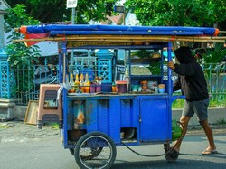 Ekonomi RI Tertolong Pedagang Kaki Lima hingga Pekerja Rumah Tangga