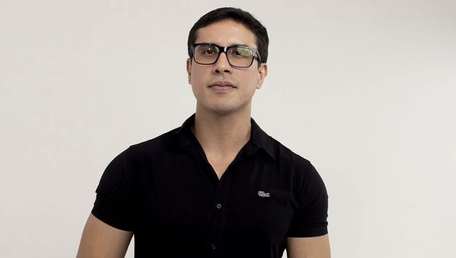 Penyanyi Brazil bernama Ayres Sasaki meninggal dunia tersengat listrik di atas panggung saat tampil.