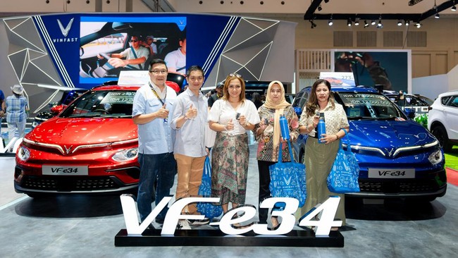 VinFast secara resmi mengirim dan menyerahkan SUV listrik segmen C VF e34 ke pelanggan pertama dalam ajang GIIAS 2024.