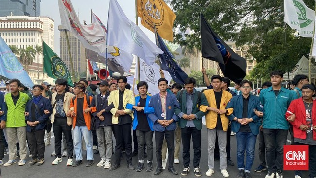 Pedemo berupaya mendobrak separator beton saat demo di Jalan Medan Merdeka Barat, area Patung Kuda, Jakarta.