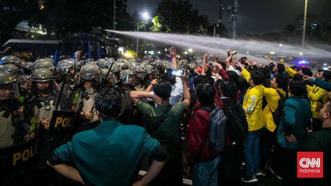 Pedemo dari BEM SI mulai membubarkan diri dari Patung Kuda, Jakarta, usai dipukul mundur abdi negara kepolisian, Senin (22/7) malam.