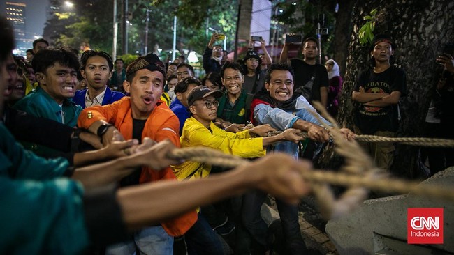 Polisi disebut menggunakan kekuatan brutal saat mengamankan aksi demonstrasi warga menolak pengesahan RUU Pilkada di DPR RI.