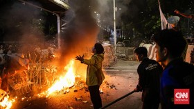 FOTO: Ricuh Demo Mahasiswa Kritik 10 Tahun Pemerintahan Jokowi