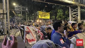 Bentrok Demo Jokowi di Patung Kuda, Polisi Pukul Mundur Mahasiswa