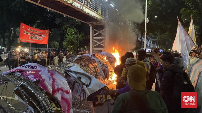 Presiden Joko Widodo tak berada di Jakarta saat mahasiswa menggelar demonstrasi nan berujung ricuh di Patung Kuda, Jakarta Pusat, dekat istana.