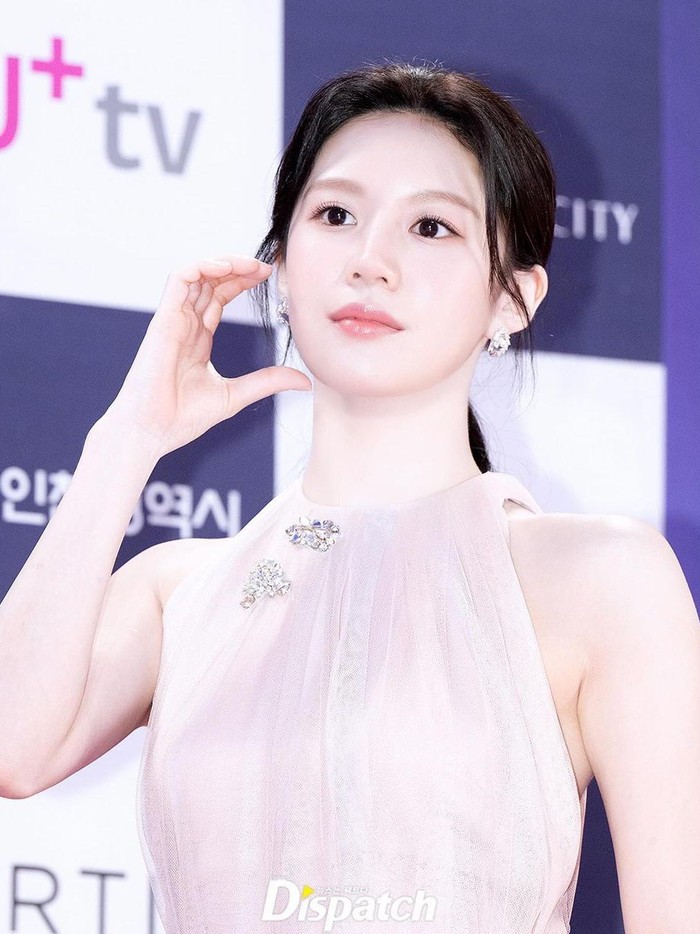 Memenangkan kategori 'Best Rookie Actress', Go Yoon Jung tampil memesona dengan halter neck dress./ Foto: instagram.com/koreadispatch