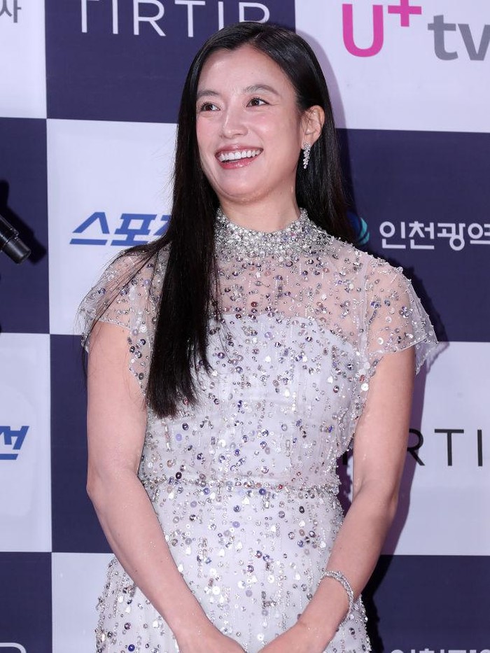Han Hyo Joo memamerkan kecantikannya dalam balutan gaun dengan detail lace serta hiasan-hiasan yang memberi kesan mewah./ Foto: WireImage/Han Myung-Gu