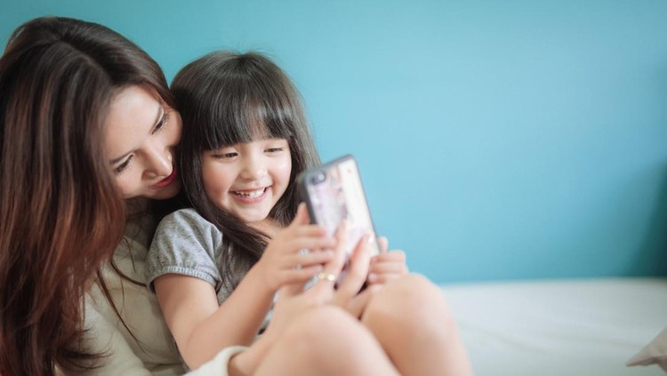 Ilustrasi Anak Mengakses Internet Ilustrasi Anak Mengakses Internet