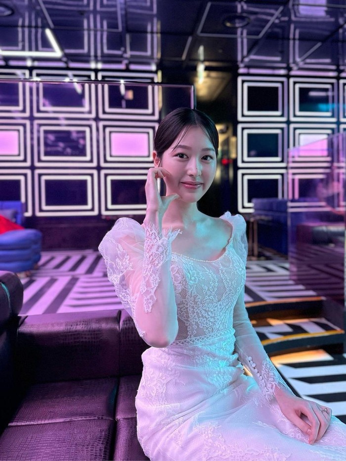 Aktris pendatang baru Jang Da Ah memamerkan gaya modest dalam balutan long-sleeve dress dengan detail lace yang cantik./ Foto: instagram.com/alla_da_a