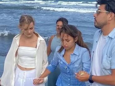 7 Potret Ketegaran Jennifer Coppen Larung Abu Jenazah Dali Wassink di Lautan