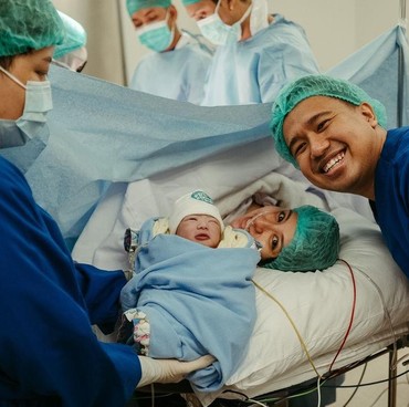 Selamat! Joshua Suherman dan Clairine Clay Dikaruniai Anak Pertama