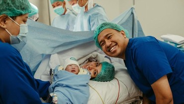 img-title Selamat! Joshua Suherman dan Clairine Clay Dikaruniai Anak Pertama