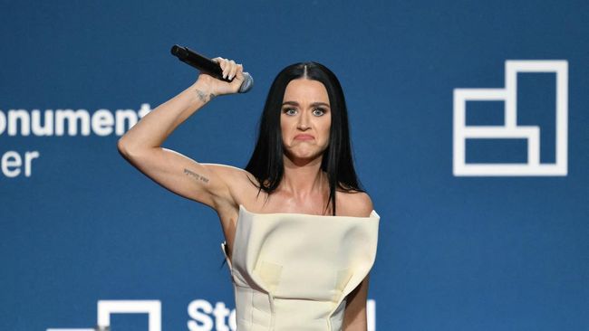 Katy Perry disebut panik dan mulai menyalahkan banyak pihak saat melihat performa Woman's World yang tidak sesuai harapan.