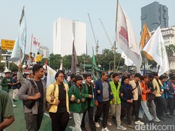 Demo 10 Tahun Kepemimpinan Jokowi, Massa BEM SI Tiba di Patung Kuda