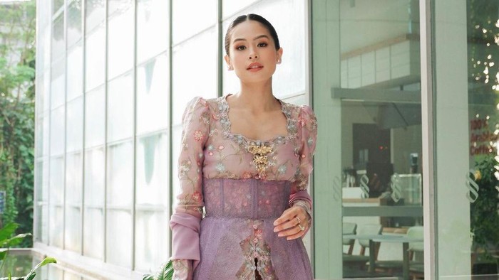 img-title 6 Model Kebaya yang Populer di 2024, Ada Kebaya Korset hingga Tanpa Lengan