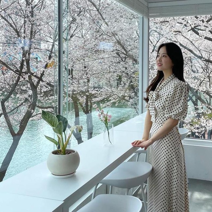 <p>Pada potret satu ini, Park Bo Young mengenakan <em>summer dress</em> putih bertotol yang begitu manis. Bunda bisa jadikan busana ini sebagai <em>outfit</em> di acara semi formal atau bekerja untuk tampil penuh keanggunan. (Foto: Instagram @boyoung0212_official)</p>