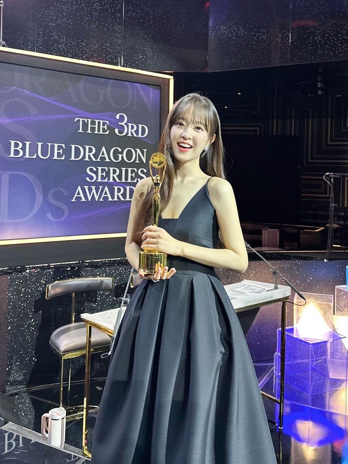 Membawa pulang trofi Daesang (Grand Prize) dalam kategori 'Best Actress', Park Bo Young memancarkan aura stunning dalam balutan classic black dress./ Foto: instagram.com/boyoung0212_official