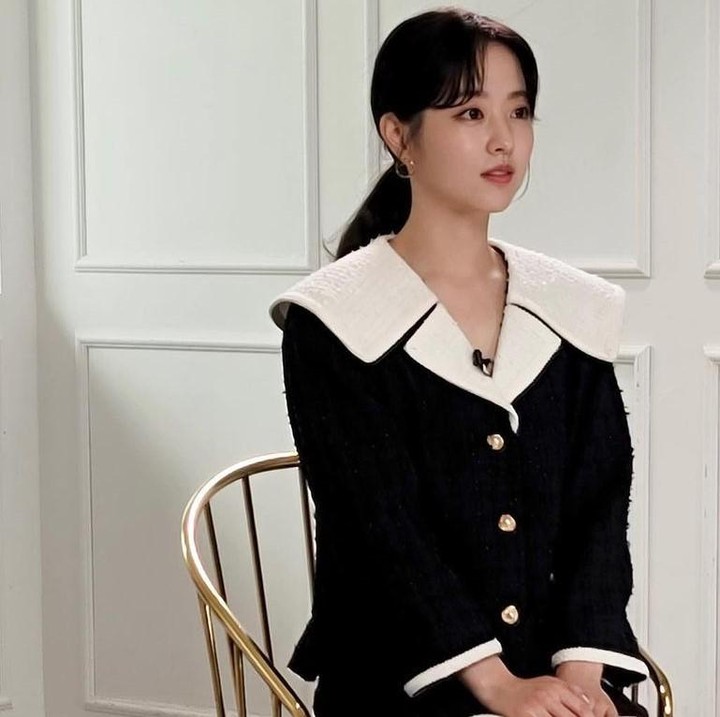 <p>Park Bo Young tampil elegan ketika memakai <em>shirt dress</em> bermotif polos. Pemilihan warna monokrom, seperti hitam, putih, dan kancing emas ini dapat menambah kesan yang <em>chic</em>. Inspirasi yang mudah untuk ditiru bukan? (Foto: Instagram @boyoung0212_official)</p>