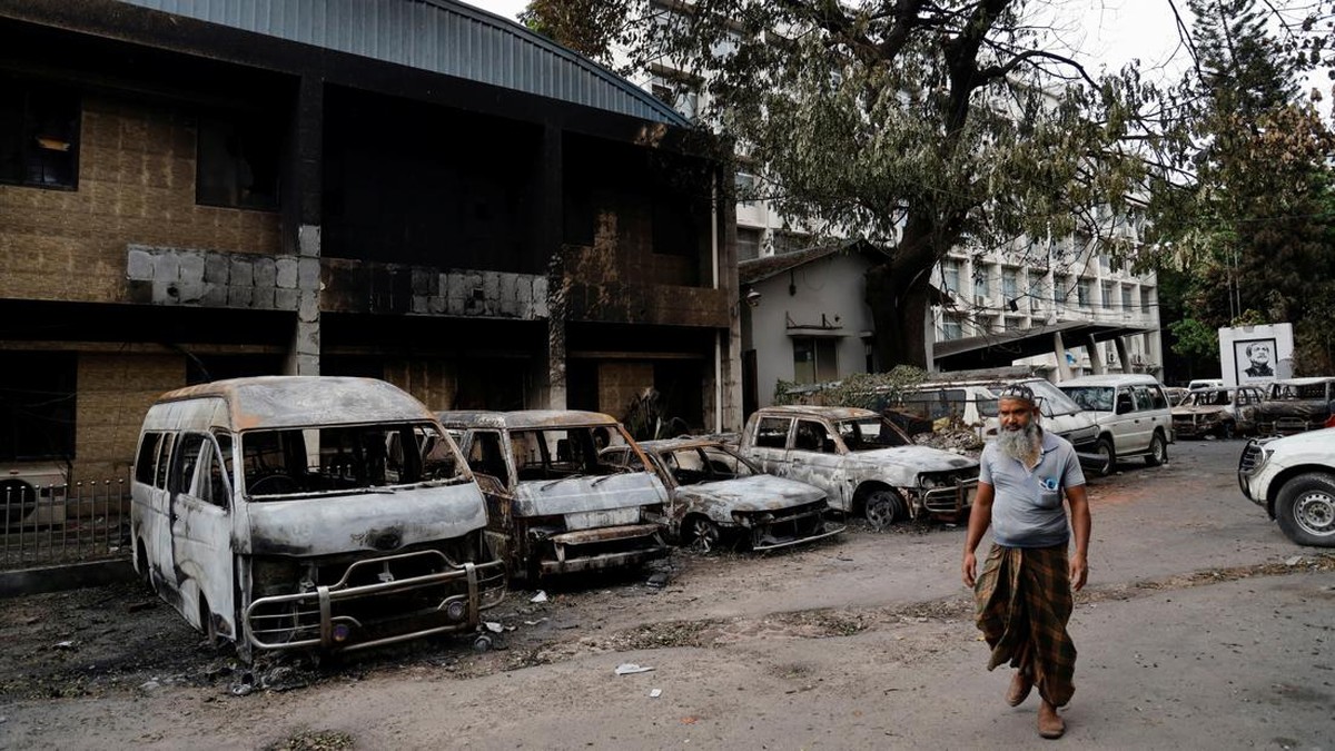 FOTO: Penampakan Rusuh Ibu Kota Bangladesh Imbas Demo 'Berdarah'