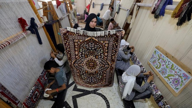 FOTO: Kala Perempuan Mesir Sulap Ulat Sutra Jadi Karpet Cantik