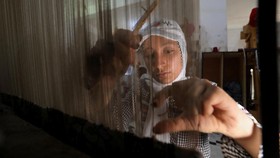 FOTO: Kala Perempuan Mesir Sulap Ulat Sutra Jadi Karpet Cantik