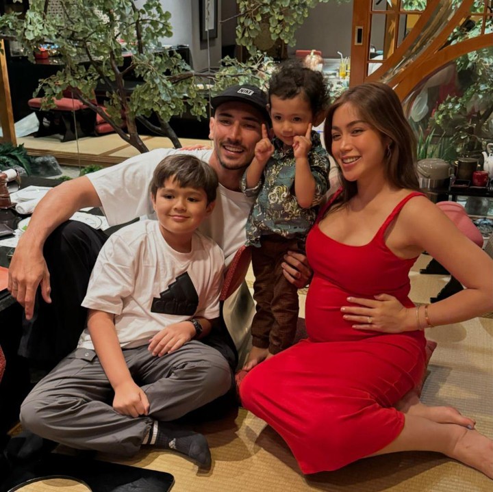 <p>Banyak netizen yang mendoakan El pada hari ulang tahunnya ini, Bunda. Tidak sedikit yang berharap agar El semakin pintar dan tumbuh menjadi anak yang sehat. "<em>Happy birthday</em> El ganteng. Sehat selalu pintar sekolahnya ya," kata seorang netizen. "<em>Happy birthday</em> El anak baik, semoga sehat selalu," papar yang lainnya. (Foto: Instagram: @inijedar)</p>