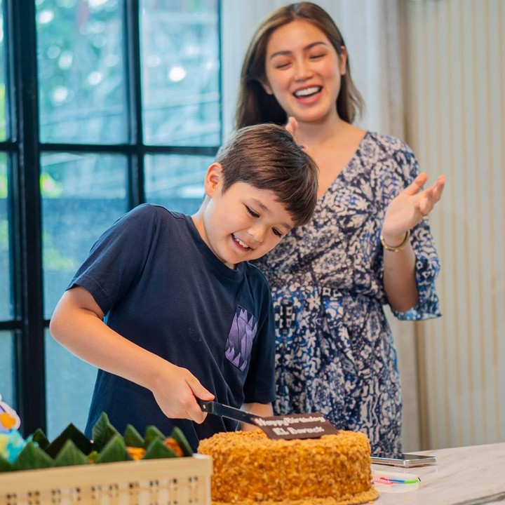 <p>"Sepuluh tahun memperingati hari lahir <em>@alexanderbarackel</em> anak pertamaku. Doa Mama selalu menyertaimu. <em>I love you</em>," tulis Jedar pada laman Instagram-nya. (Foto: Instagram: @inijedar)</p>