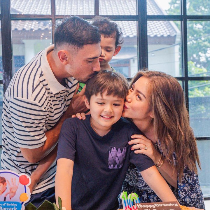 <p>Jessica Iskandar melahirkan putra sulungnya, El Barack, pada 21 Juli 2014. Belum lama ini, El pun merayakan ulang tahunnya yang ke-10, Bunda. (Foto: Instagram: @inijedar)</p>
