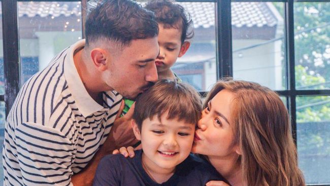 9 Nama Anak Artis Berwajah Bule Keturunan Sang Ayah Beserta Artinya