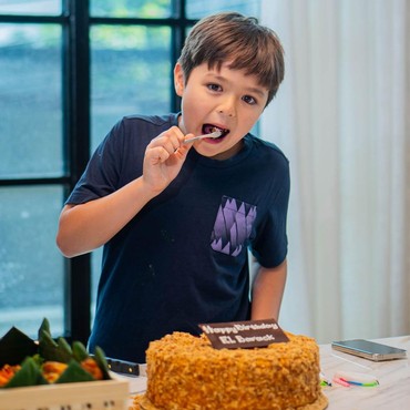 Gantengnya El Barack Anak Jedar Pakai Baju Adat Jawa Saat Pemotretan