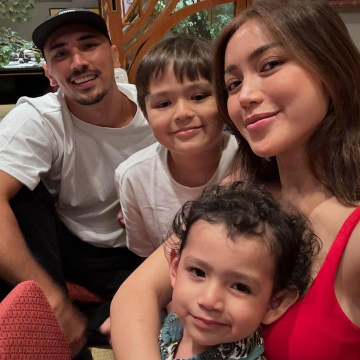 <p>Perayaan ulang tahun El ternyata tidak sampai sana, Bunda. Jedar dan Vincent turut membawa El untuk makan malam bersama. (Foto: Instagram: @inijedar)</p>