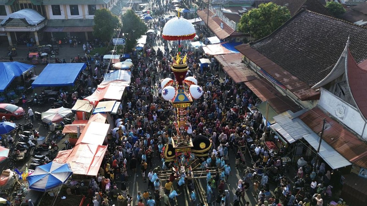 FOTO: Pesona Hoyak Tabuik Hiasi Hari Asyura di Pariaman