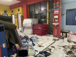 Damkar Sempat Terkendala Asap Tebal Padamkan Kebakaran Gudang ATK di SMA 82