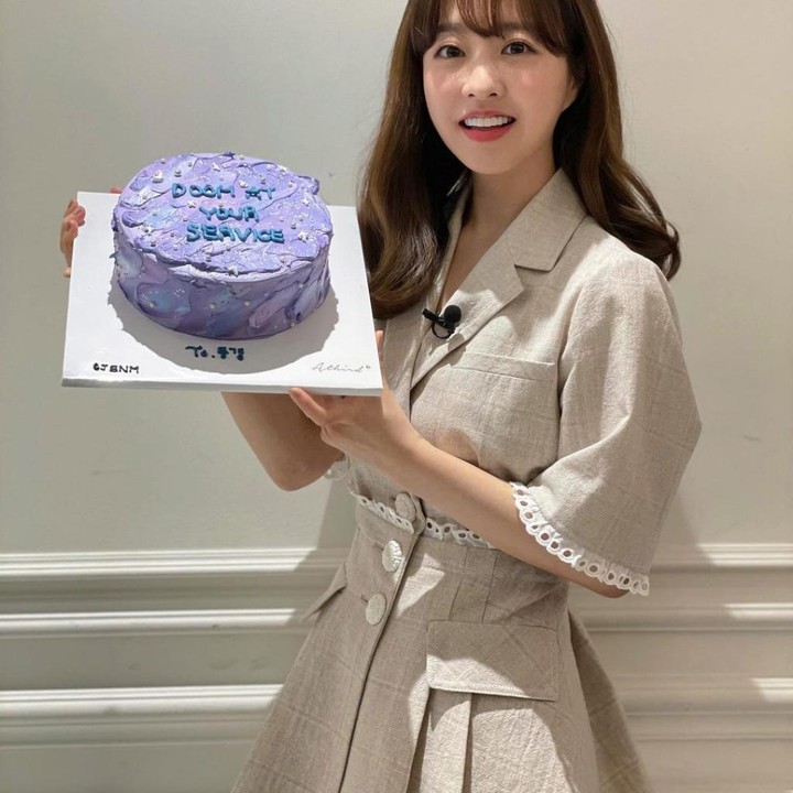 <p>Satu lagi inspirasi busana Park Bo Young yang bisa Bunda jadikan kreasi OOTD ke kantor. Pilihan <em>shirt dress</em> bernuansa <em>earth tone</em> merupakan busana yang bisa dikenakan untuk memberi aura menawan di setiap situasi, lho. (Foto: Instagram@boyoung0212_official)</p>