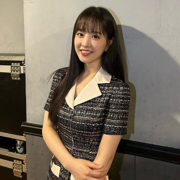 <p>Tak kalah memesona, Park Bo Young terlihat modis dengan <em>dress</em> bermotif simpel dengan paduan warna mewah antara putih dan hitam. Motif bergaris samar pada <em>dress</em> yang dikenakan membuat tampilan makin memikat. (Foto: Instagram @boyoung0212_official)</p>