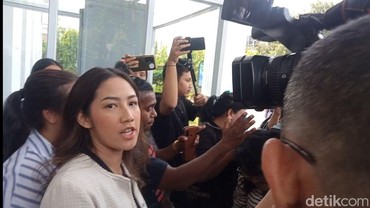 img-title Kuasa Hukum Yudha Arfandi Tersenyum di Ruang Sidang, Tamara Tyasmara Emosi
