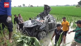 VIDEO: Mobil Ditabrak Kereta, 1 Keluarga Tewas. Ibu Luka Parah