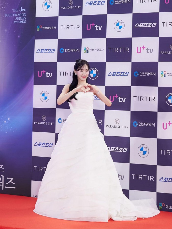 Idol-aktris Tiffany Young pun tampil kompak dengan rekan satu grupnya, Yoona, yakni elegan dalam balutan gaun berwarna putih./ Foto: instagram.com/tiffanyyoungofficial