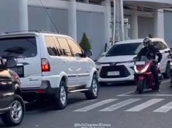 Viral 2 Mobil Ngeblong Dipukul Mundur di Simpang Bareng Klaten