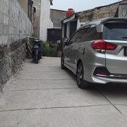 Demi Bangun Garasi Mobil, Warga Depok Ngecor di Atas Saluran Air! Memangnya Boleh?