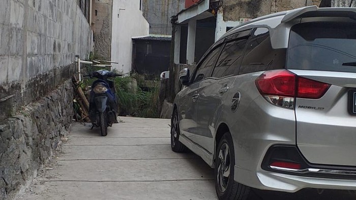 Demi Bangun Garasi Mobil, Warga Depok Ngecor di Atas Saluran Air! Memangnya Boleh?