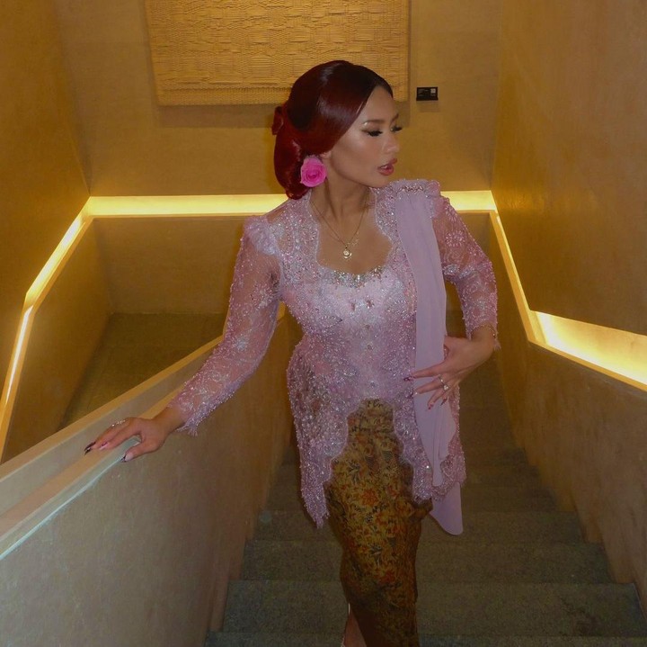 <p>Pada Sabtu (20/7/2024), Aaliyah dan Thariq melangsungkan acara siraman yang dihadiri oleh keluarga besar dan teman-teman terdekat mereka. Dalam acara tersebut, Zahwa terlihat mengenakan kebaya berwarna merah muda alias pink yang membuatnya tampil memesona. (Foto: Instagram@zahwamassaid)</p>