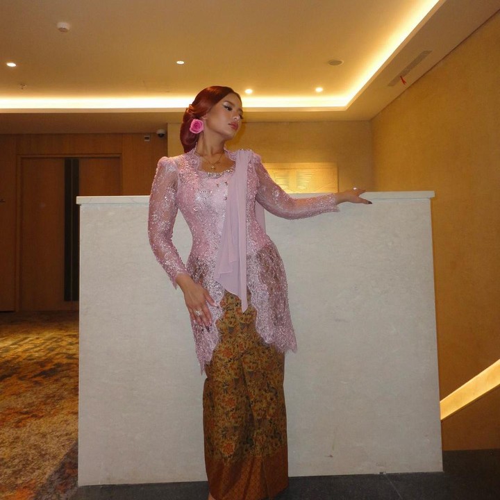 <p>Potret penampilannya itu langsung dibanjiri pujian dari netizen. "Zahwa feminin, anggun, sensual, so perfect," tulis akun <em>@ria.ps****.</em> "Terlalu cantik MashaAllah!" tulis akun <em>@deafebrindagal****.</em> "Terlaluuuu memang syantiknyaaa, love you zee," tulis akun <em>@adhesir****.</em> (Foto: Instagram@zahwamassaid)</p>