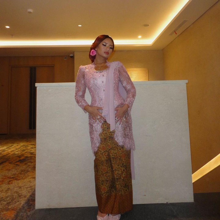 <p>Bunda masih ingat dengan Zahwa Massaid? Ia merupakan putri sulung Reza Artamevia dari pernikahannya dengan mendiang Adjie Massaid. Kali ini, Zahwa tampil berbeda dan sukses mencuri perhatian publik saat menghadiri acara siraman sang adik, Aaliyah Massaid. (Foto: Instagram@zahwamassaid)</p>