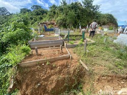 Penampakan 10 Makam di Sorong Rusak gegara Longsor, 4 Jenazah Hilang