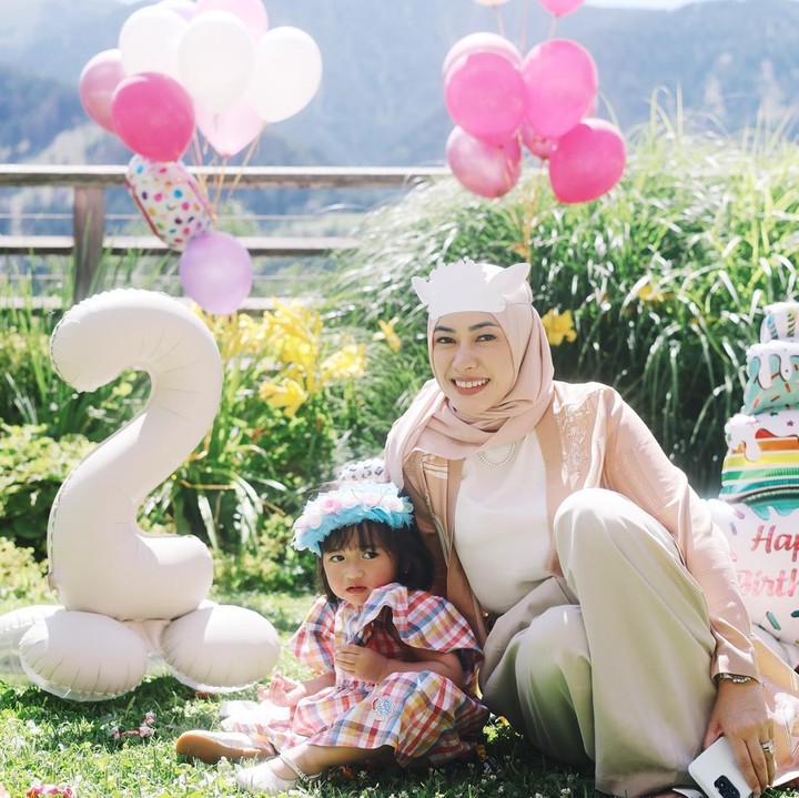 <p>Aliya mengatakan, ia merasa lebih berat untuk menyapih anak bungsunya. Ia merasa belum siap untuk move on ke fase Alisha yang berikutnya, Bunda. Meski begitu, ia bersyukur memiliki Alisha yang selalu bersikap baik dan ceria. "Mammie dan pappie merasa berterima kasih sekali Alisha sudah menjadi anak yang sangat baik, hangat, menyenangkan bagi kami sekeluarga," ujarnya. (Foto: Instagram @ruby_26)</p>