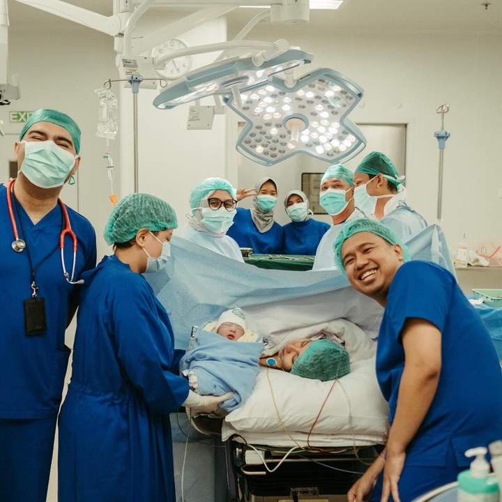 <p>Dalam potret yang dibagikan, Joshua tampak mendampingi istri tercinta ketika melahirkan anak pertama mereka. (Foto: by @arlaproductions @edo_tandani from Instagram @clairineclay @jojosuherman)</p>